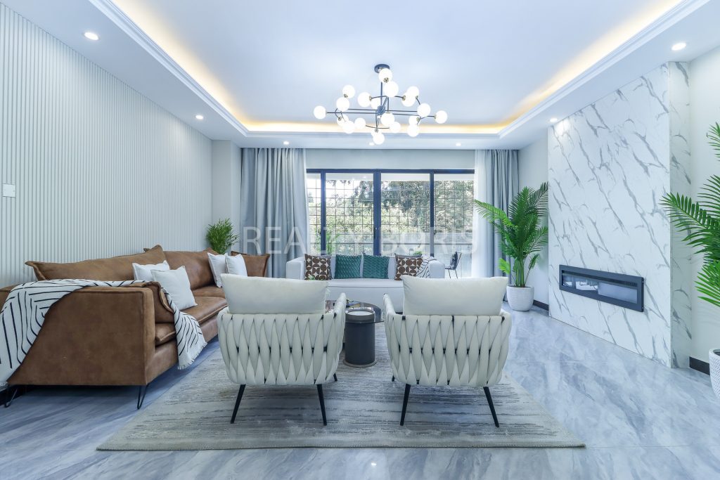 LUXURIOUS 3 BEDROOM IN LAVINGTON