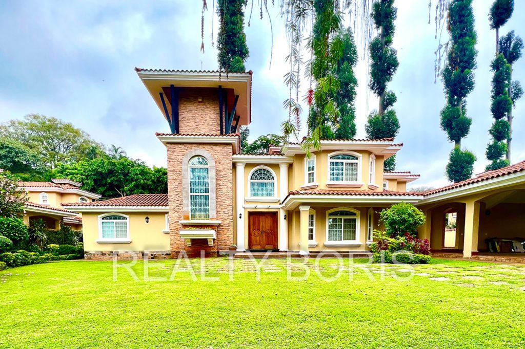 EXQUISITE 4 BEDROOM IN KITISURU