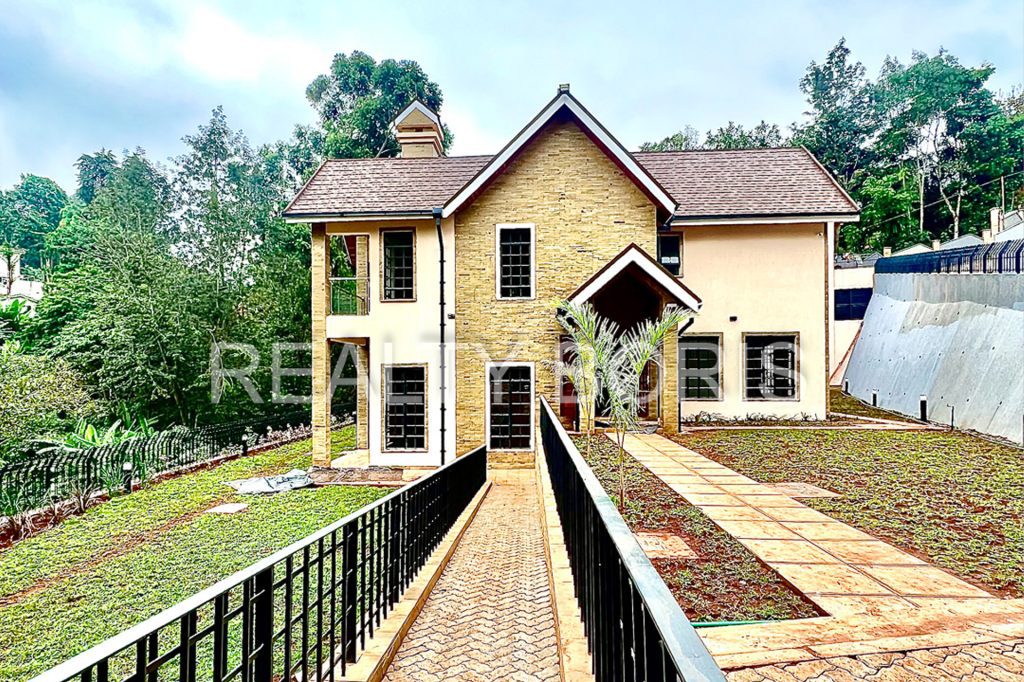 LUXURIOUS VILLA IN LORESHO
