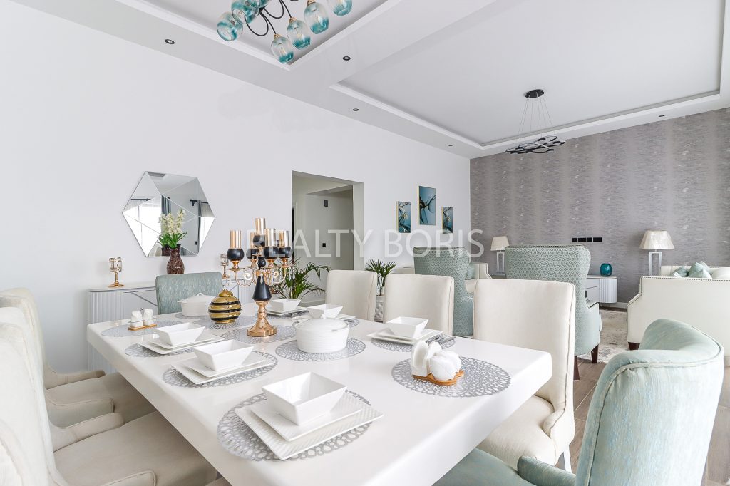 LUXURIOUS 4 BEDROOM IN SOUTH C