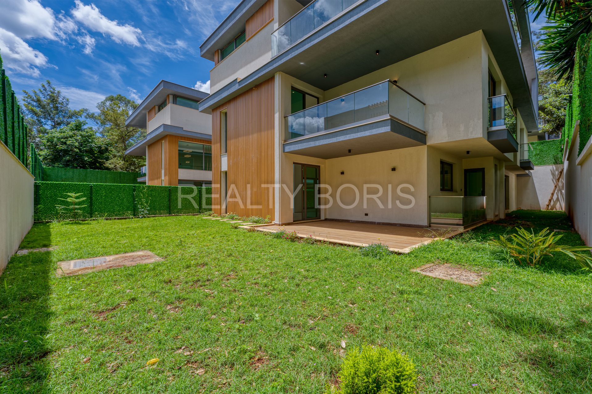 LUXURIOUS 5 BEDROOM VILLA IN LAVINGTON