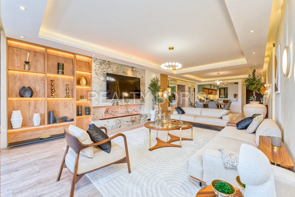 LUXURIOUS 4 BEDROOM + DSQ IN PARKLANDS