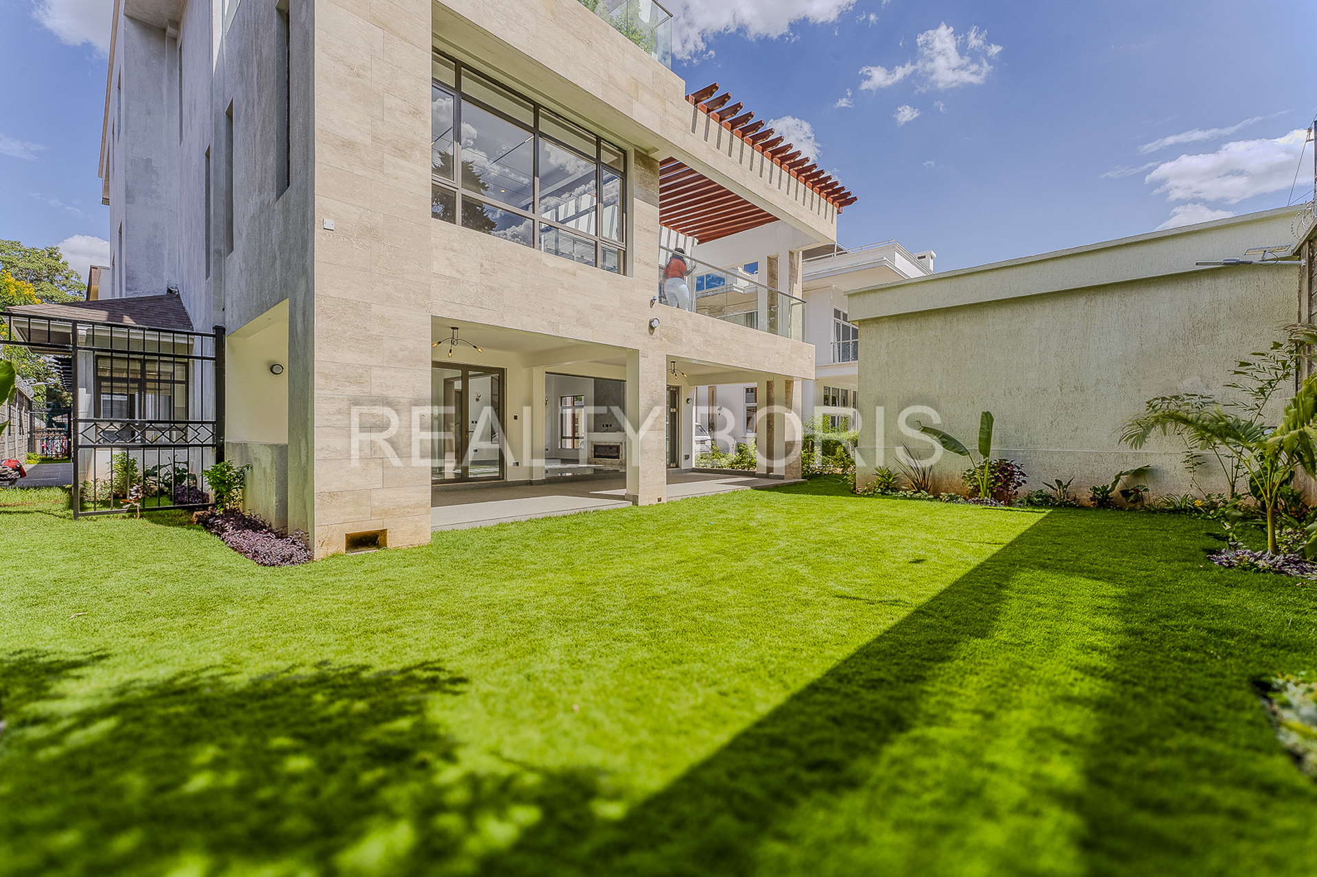 LUXURIOUS 6 BEDROOM SMART VILLA IN LAVINGTON