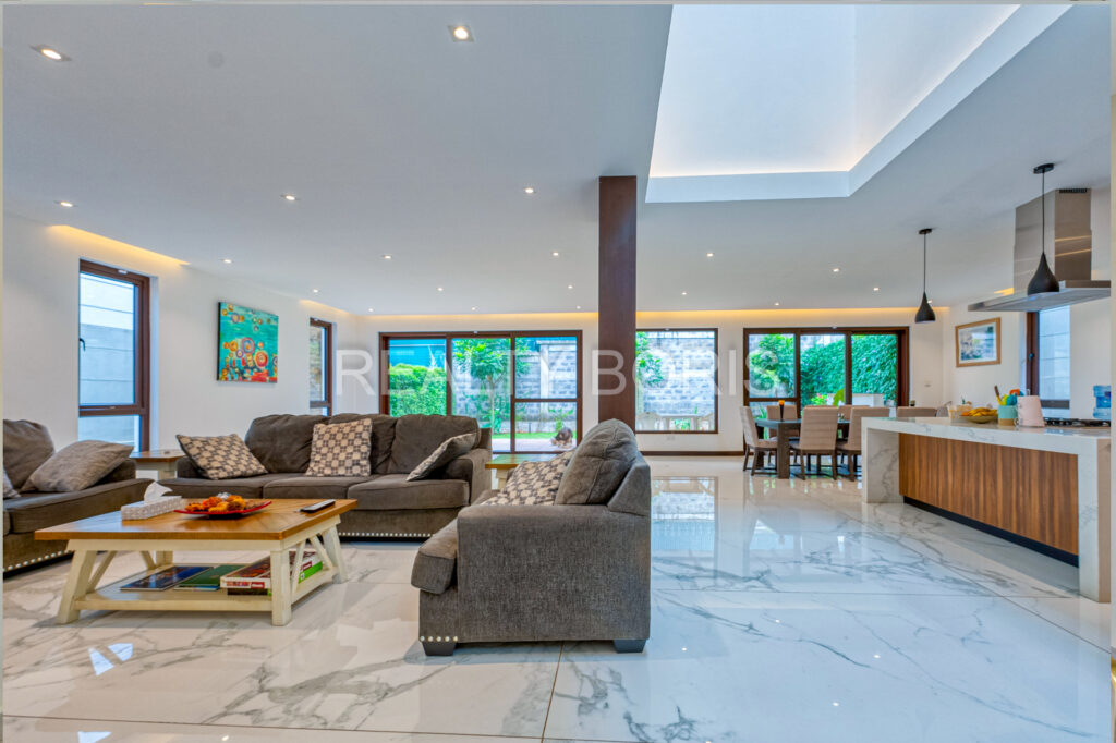 LUXURIOUS 4 BEDROOM VILLA IN PEPONI