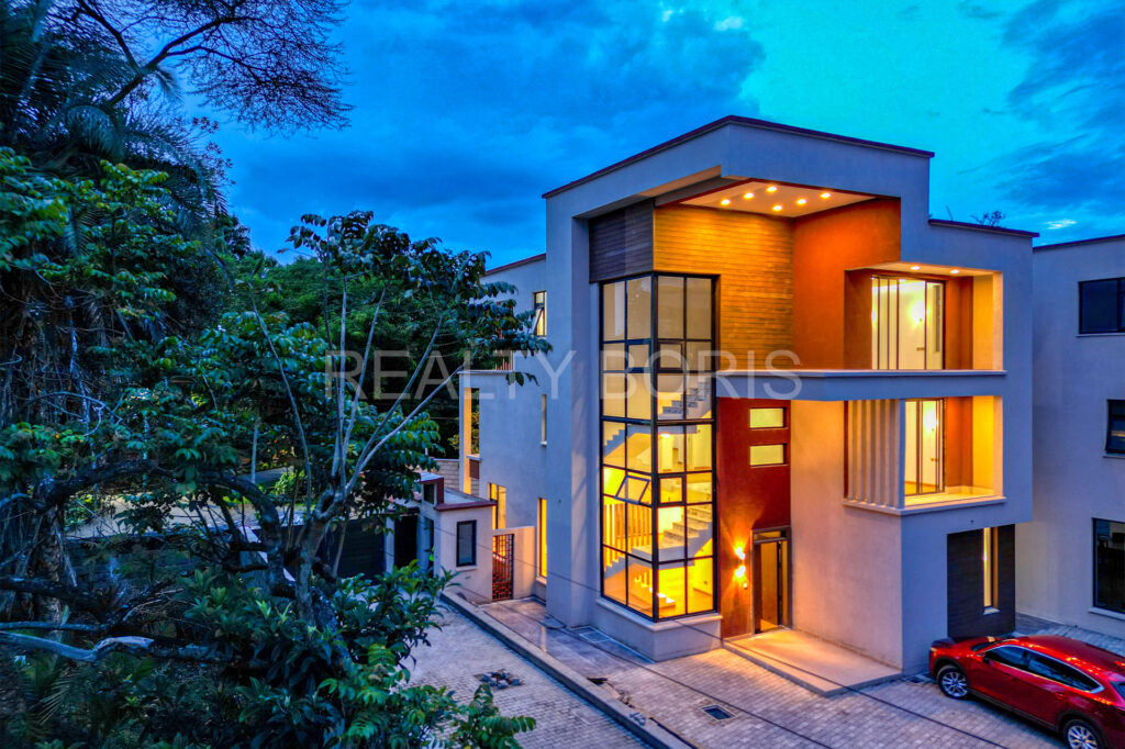 LUXURIOUS 5 BEDROOM VILLA IN LAVINGTON