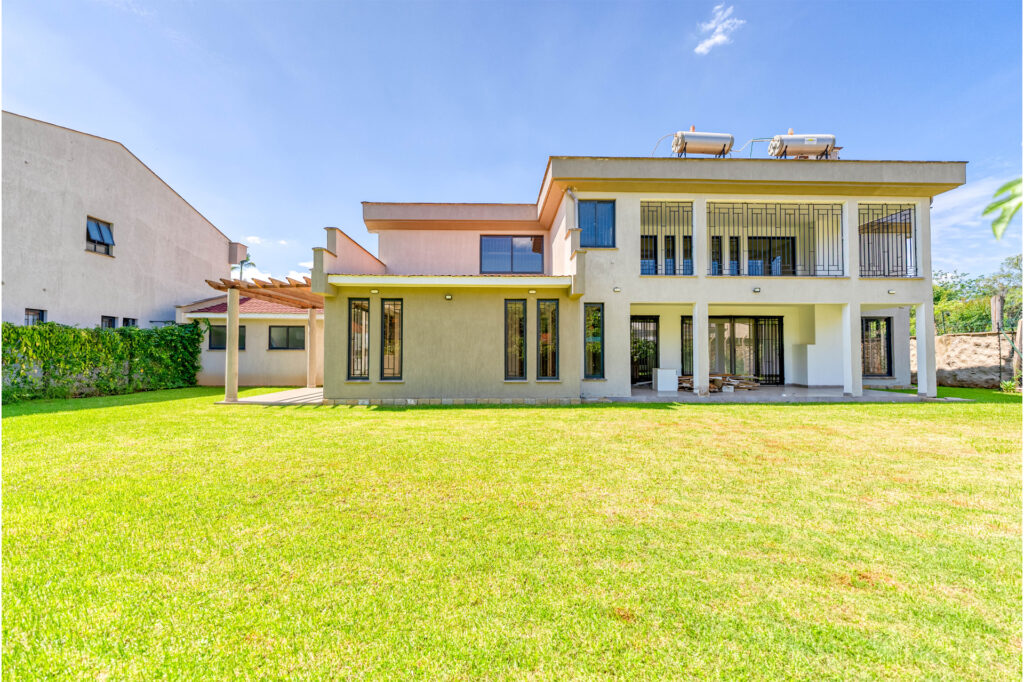 LUXURIOUS 6 BEDROOM VILLA IN LAVINGTON