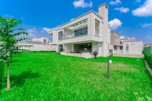 Standalone Houses vs Apartments 2026